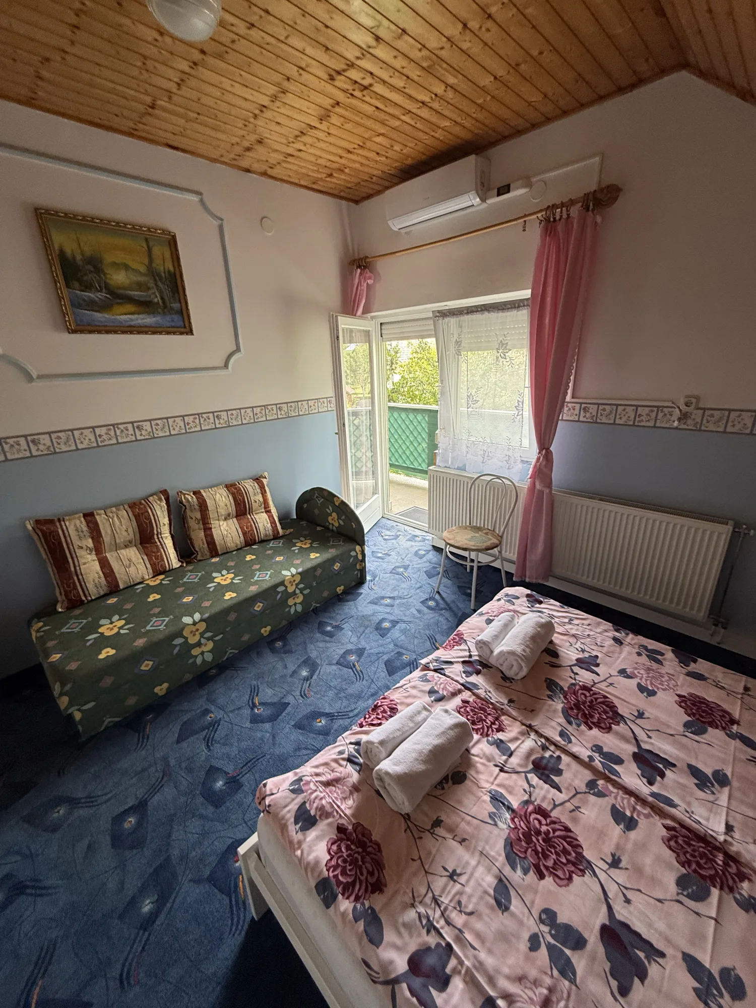 Hálószoba a Beáta Apartmanházban heverővel, franciaággyal és klímával