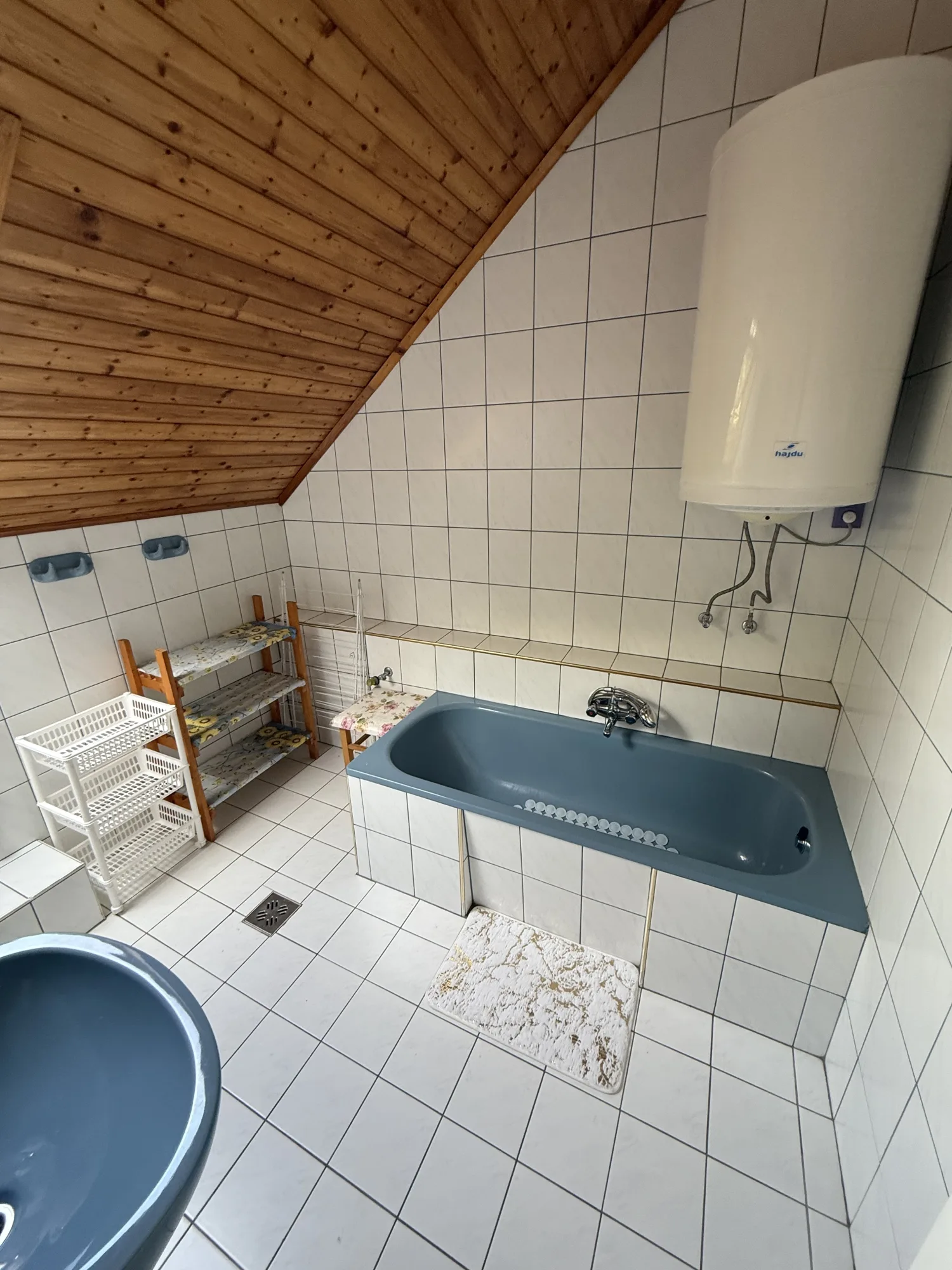 Tetőtéri fürdőszoba a Beáta Apartmanházban fürdőkáddal