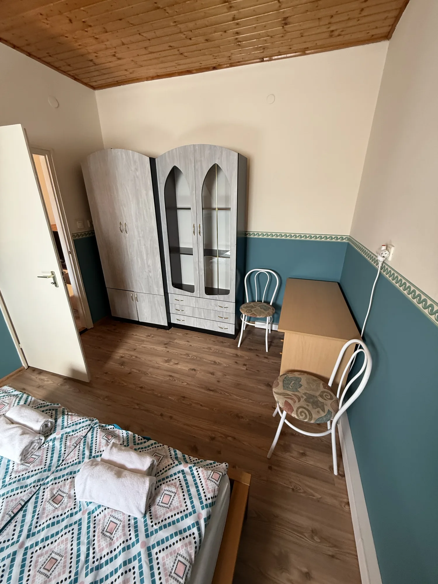 Hálószoba a Beáta Apartmanházban ruhásszekrénnyel és íróasztallal